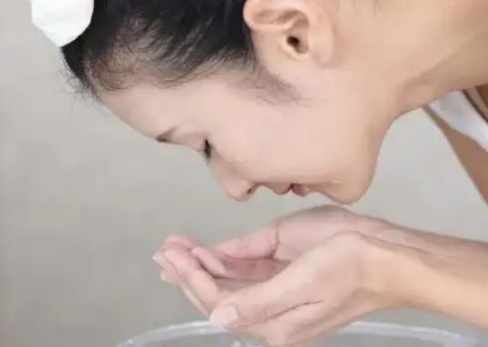 先敷生理鹽水還是先洗臉?每天用純凈水洗臉皮膚會(huì)變好嗎 先敷生理鹽水還是先洗臉?每天用純凈水洗臉皮膚會(huì)變好嗎