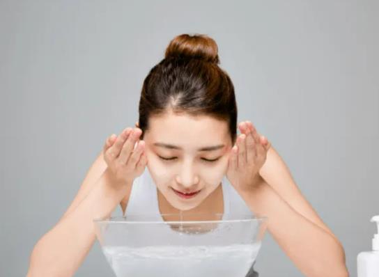 臉過敏了能用冰純凈水敷臉嗎?潔面的常見問題 臉過敏了能用冰純凈水敷臉嗎?潔面的常見問題