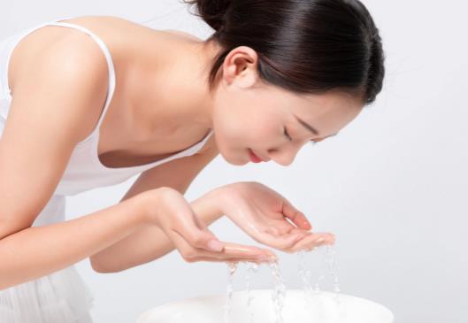 臉過敏了能用冰純凈水敷臉嗎?潔面的常見問題 臉過敏了能用冰純凈水敷臉嗎?潔面的常見問題
