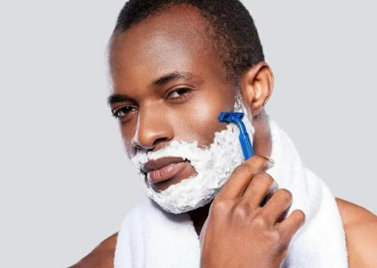 刮完胡子留下的胡青怎么淡化?刮胡子要不要沾水 刮完胡子留下的胡青怎么淡化?刮胡子要不要沾水