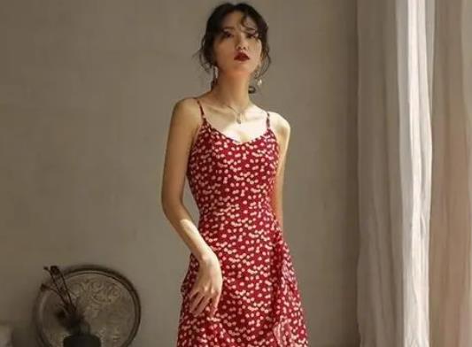 吊帶裙應(yīng)該買緊身的還是寬松的?微胖的人穿吊帶是什么效果 吊帶裙應(yīng)該買緊身的還是寬松的?微胖的人穿吊帶是什么效果