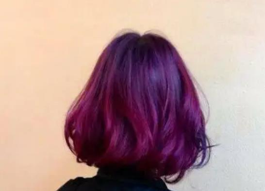 黑紫發(fā)色適合什么膚色的人?黑紫色掉色后是什么顏色 黑紫發(fā)色適合什么膚色的人?黑紫色掉色后是什么顏色