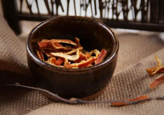 陳皮年份越久越好嗎?陳皮是越黑越好嗎 陳皮年份越久越好嗎?陳皮是越黑越好嗎