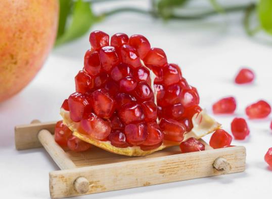 石榴汁干了能洗掉嗎?石榴汁和肥皂一起洗為什么變成藍色 石榴汁干了能洗掉嗎?石榴汁和肥皂一起洗為什么變成藍色