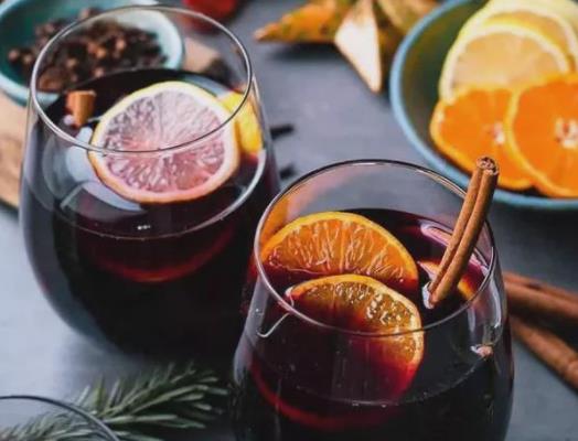 熱紅酒和普通紅酒的區(qū)別在哪里?熱紅酒是用干紅還是甜紅 熱紅酒和普通紅酒的區(qū)別在哪里?熱紅酒是用干紅還是甜紅