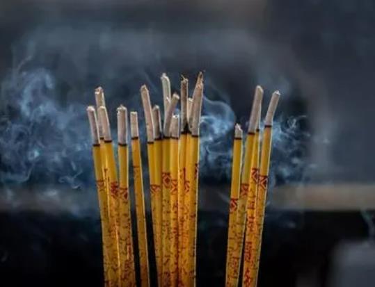 在自家院子里燒香有講究嗎?過年燒高香農(nóng)村院子擺哪里好 在自家院子里燒香有講究嗎?過年燒高香農(nóng)村院子擺哪里好