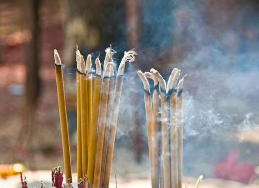 在自家院子里燒香有講究嗎?過年燒高香農(nóng)村院子擺哪里好 在自家院子里燒香有講究嗎?過年燒高香農(nóng)村院子擺哪里好