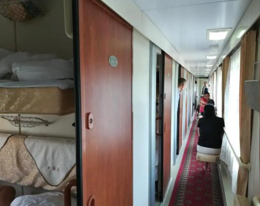 火車硬臥的上鋪是不是很難上下?女生坐硬臥時鞋放哪里 火車硬臥的上鋪是不是很難上下?女生坐硬臥時鞋放哪里