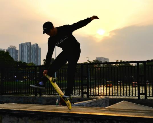 電動滑板容易學嗎?電動滑板初學者怎么選 電動滑板容易學嗎?電動滑板初學者怎么選