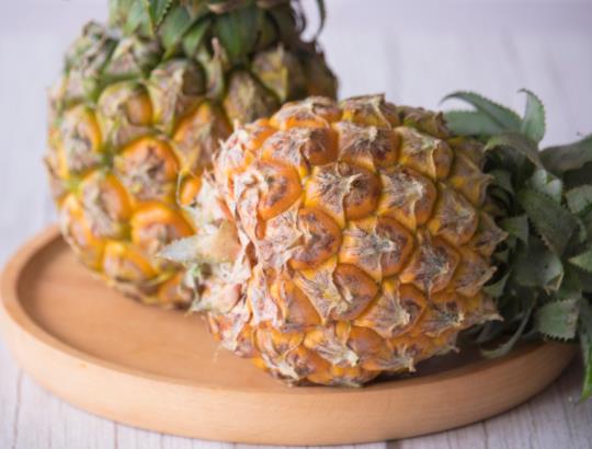 菠蘿中間有一圈發黑色的圓環還能吃嗎?菠蘿里有什么物質會讓人舌頭發麻 菠蘿中間有一圈發黑色的圓環還能吃嗎?菠蘿里有什么物質會讓人舌頭發麻