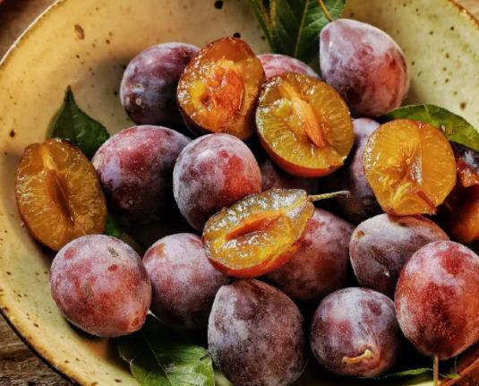 西梅紫色好還是紅色好?西梅軟的是不新鮮了嗎 西梅紫色好還是紅色好?西梅軟的是不新鮮了嗎