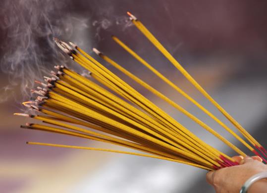 拜菩薩必須上香嗎?寺廟上香的忌諱 拜菩薩必須上香嗎?寺廟上香的忌諱