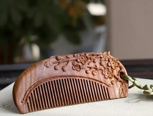 檀木梳子長了白絲是怎么回事?檀木梳子帶手柄好還是不帶手柄好 檀木梳子長了白絲是怎么回事?檀木梳子帶手柄好還是不帶手柄好