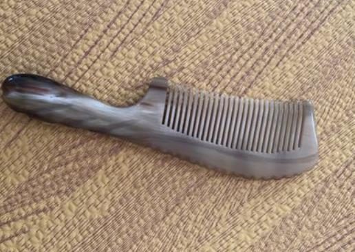 真的牛角梳燒起來是什么味道?牛角梳氣味太刺鼻了正常嗎 真的牛角梳燒起來是什么味道?牛角梳氣味太刺鼻了正常嗎