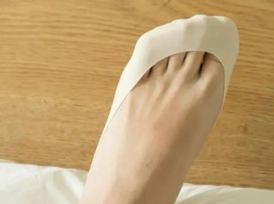 穿船襪腳臭正常嗎?船襪老是往下掉是質量不行嗎 穿船襪腳臭正常嗎?船襪老是往下掉是質量不行嗎