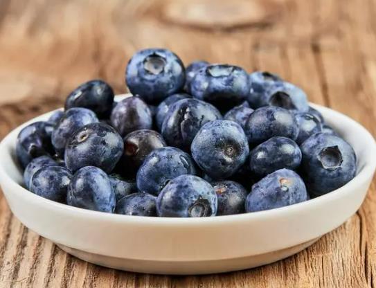 藍莓軟趴趴的還能吃嗎?超市里買來的藍莓是盒裝的還用洗嗎 藍莓軟趴趴的還能吃嗎?超市里買來的藍莓是盒裝的還用洗嗎