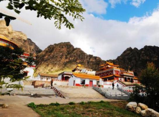 內蒙古十大必去景點,響沙灣沙漠美景吸引人、月亮湖湖水清澈見底 內蒙古十大必去景點,響沙灣沙漠美景吸引人、月亮湖湖水清澈見底