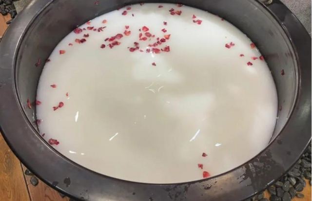 怎樣自制好的牛奶浴?建議用純牛奶泡澡嗎 怎樣自制好的牛奶浴?建議用純牛奶泡澡嗎