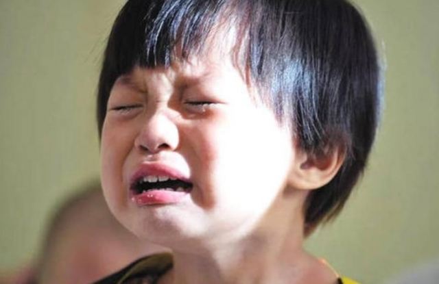 長牙為什么晚上哭鬧白天沒事 寶寶長牙晚上哭鬧怎么辦 長牙為什么晚上哭鬧白天沒事 寶寶長牙晚上哭鬧怎么辦