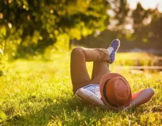 曬背必須曬到滿頭大汗嗎?曬背要穿寬松的衣服還是緊身的衣服好 曬背必須曬到滿頭大汗嗎?曬背要穿寬松的衣服還是緊身的衣服好