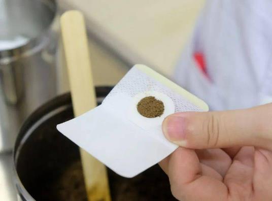 女人貼三伏貼有什么好處?貼三伏貼可以喝米酒嗎 女人貼三伏貼有什么好處?貼三伏貼可以喝米酒嗎