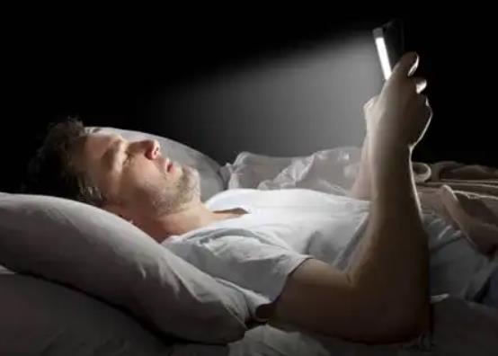 睡覺(jué)手機(jī)輻射對(duì)人體的危害有多大?離手機(jī)15厘米有輻射嗎 睡覺(jué)手機(jī)輻射對(duì)人體的危害有多大?離手機(jī)15厘米有輻射嗎