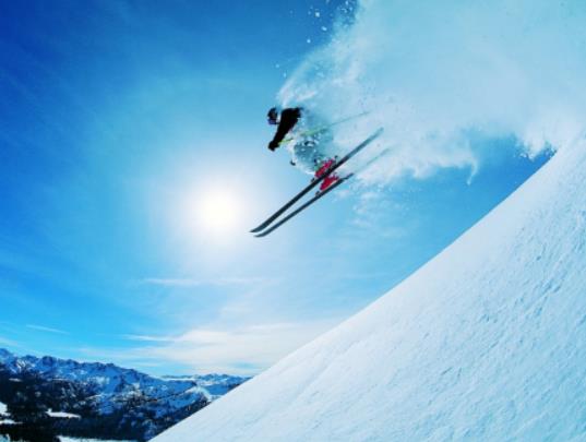 滑雪戴護(hù)目鏡是為了什么?滑雪帶隱形眼鏡危險嗎 滑雪戴護(hù)目鏡是為了什么?滑雪帶隱形眼鏡危險嗎