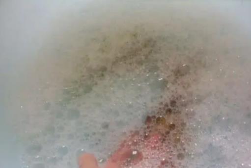 洗衣液洗好多遍還是很多泡沫怎么辦?洗衣液放多了對皮膚有傷害嗎 洗衣液洗好多遍還是很多泡沫怎么辦?洗衣液放多了對皮膚有傷害嗎