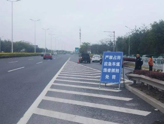 應(yīng)急車道是哪個(gè)車道?嚴(yán)重?fù)矶驴梢宰邞?yīng)急車道嗎 應(yīng)急車道是哪個(gè)車道?嚴(yán)重?fù)矶驴梢宰邞?yīng)急車道嗎