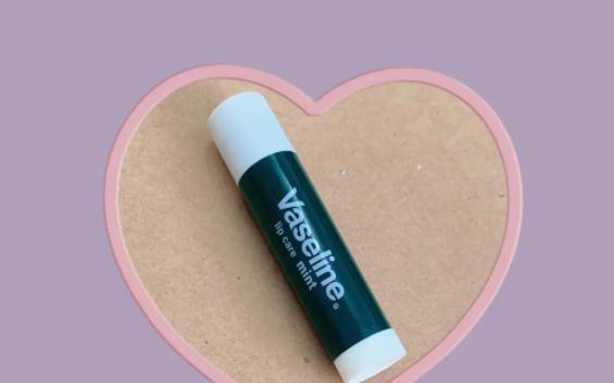 經常涂潤唇膏對嘴唇好嗎 嘴唇干裂脫皮怎么處理 經常涂潤唇膏對嘴唇好嗎 嘴唇干裂脫皮怎么處理