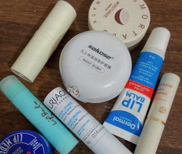 嘴唇干裂脫皮缺什么維生素 嘴唇干裂是缺乏維生素c嗎 嘴唇干裂脫皮缺什么維生素 嘴唇干裂是缺乏維生素c嗎