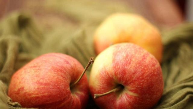 夏天吃蘋果能助皮膚抗氧化嗎 每天吃蘋果皮膚好嗎 夏天吃蘋果能助皮膚抗氧化嗎 每天吃蘋果皮膚好嗎