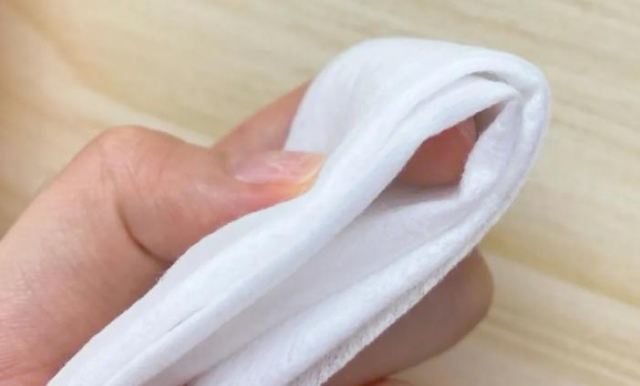 用什么擦臉效果好 長期用濕巾擦臉對皮膚好嗎 用什么擦臉效果好 長期用濕巾擦臉對皮膚好嗎