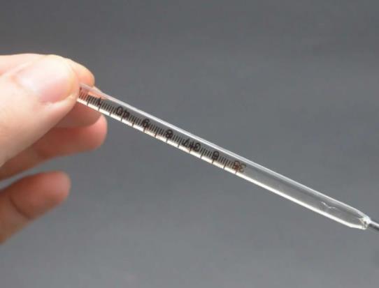 體溫計要甩到多少度以下?體溫計是夾水銀那邊還是刻度那邊 體溫計要甩到多少度以下?體溫計是夾水銀那邊還是刻度那邊