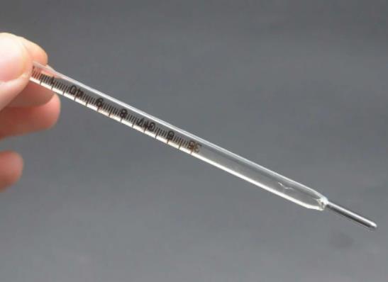 水銀溫度計摔碎了怎么辦?水銀體溫計往哪頭甩 水銀溫度計摔碎了怎么辦?水銀體溫計往哪頭甩