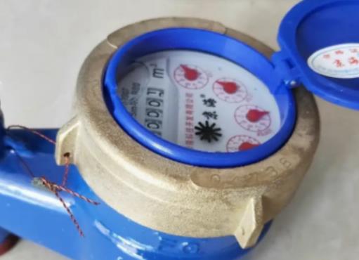 ˮ�����һλ�tɫ����һ���᣿����ˮ�rˮ���D�Dͣͣ��ʲô