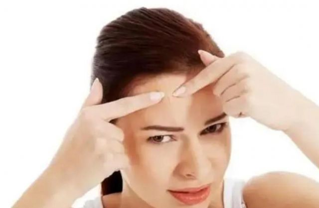 臉上總出油是怎么回事?臉愛出油的常見兩個因素 臉上總出油是怎么回事?臉愛出油的常見兩個因素