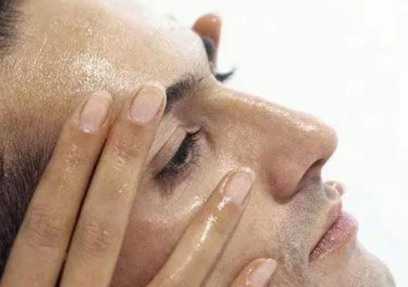 臉部出油怎么改善 角質層會讓臉出油嗎 臉部出油怎么改善 角質層會讓臉出油嗎