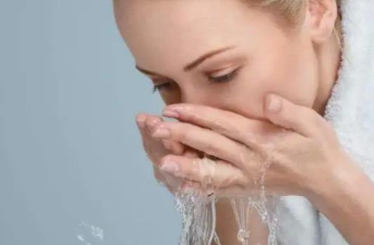 每天用純凈水洗臉皮膚會變好嗎?生理鹽水敷臉的作用 每天用純凈水洗臉皮膚會變好嗎?生理鹽水敷臉的作用