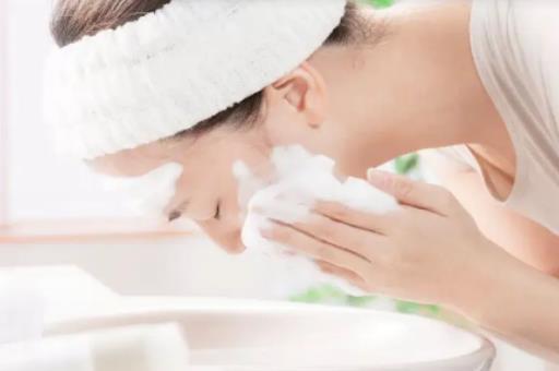 起泡網洗臉好還是手搓好?沐浴露洗臉過敏怎么辦 起泡網洗臉好還是手搓好?沐浴露洗臉過敏怎么辦