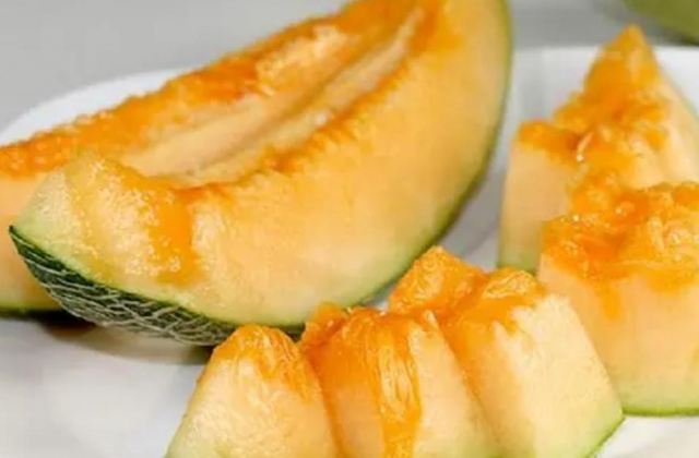 孩子發燒能吃哈密瓜嗎 哈密瓜小孩可以吃嗎 孩子發燒能吃哈密瓜嗎 哈密瓜小孩可以吃嗎