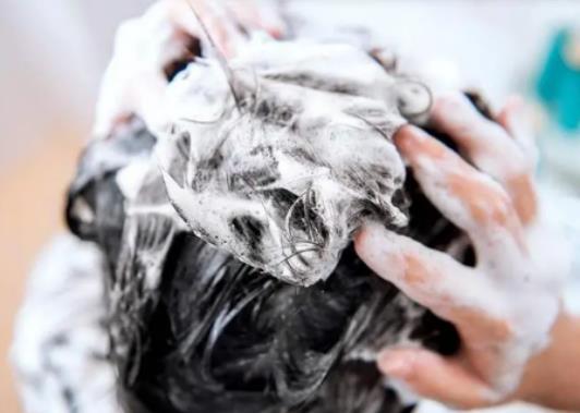 家里沒洗發(fā)水了用什么代替?洗發(fā)水不想用了能干啥 家里沒洗發(fā)水了用什么代替?洗發(fā)水不想用了能干啥