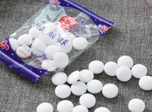 一個房間放多少個樟腦丸沒有危害?冰箱里樟腦丸味道重怎么辦 一個房間放多少個樟腦丸沒有危害?冰箱里樟腦丸味道重怎么辦