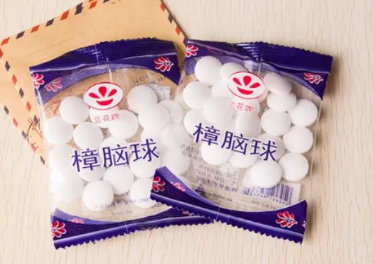 房間放樟腦丸可以驅(qū)蟑螂嗎?樟腦丸可以直接放衣服里嗎 房間放樟腦丸可以驅(qū)蟑螂嗎?樟腦丸可以直接放衣服里嗎