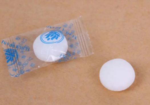 樟腦丸不撕開小包裝有用嗎?衣服被樟腦丸弄黃了怎么辦 樟腦丸不撕開小包裝有用嗎?衣服被樟腦丸弄黃了怎么辦