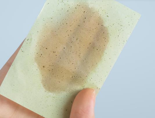 臉上出油是用吸油紙還是散粉?面部吸油紙有必要買嗎 臉上出油是用吸油紙還是散粉?面部吸油紙有必要買嗎