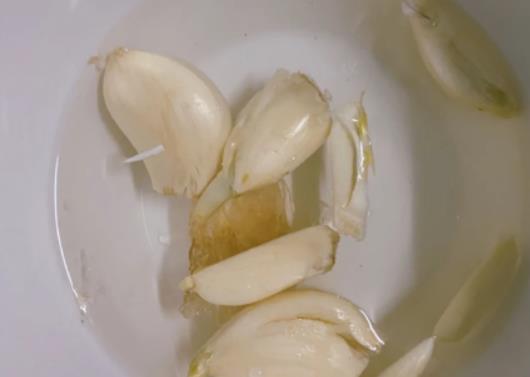 大蒜肥料需要配合肥料一起噴灑嗎?大蒜撒草木灰可以防凍害嗎 大蒜肥料需要配合肥料一起噴灑嗎?大蒜撒草木灰可以防凍害嗎