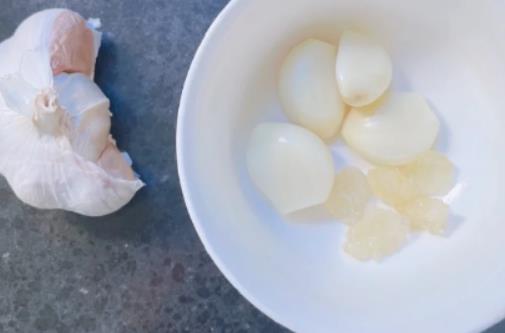 大蒜苗期黃化怎么辦?大蒜年前需要澆幾次水 大蒜苗期黃化怎么辦?大蒜年前需要澆幾次水