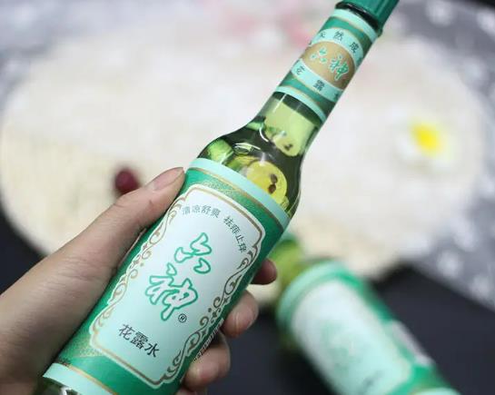 花露水噴衣服上能洗掉嗎?花露水噴衣服會變色嗎 花露水噴衣服上能洗掉嗎?花露水噴衣服會變色嗎