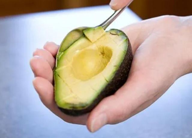 牛油果太生可以吃嗎 牛油果切開了可以隔夜存放嗎 牛油果太生可以吃嗎 牛油果切開了可以隔夜存放嗎